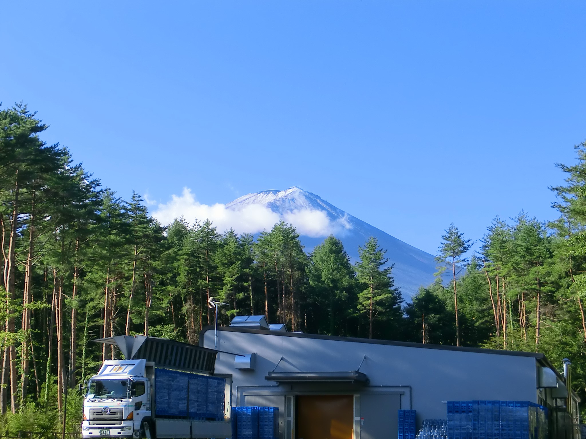 工場初冠雪